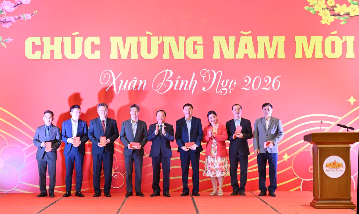 Phó Chủ tịch Quốc hội Nguyễn Khắc Định chúc Tết các đơn vị. Ảnh: Quang Khánh