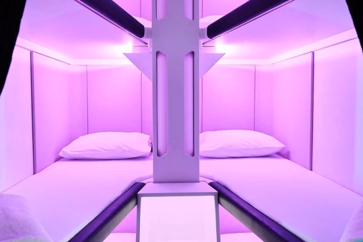 Không giống một hạng ghế mới, Skynest hoạt động như một dịch vụ bổ sung. Hành khách vẫn mua vé Economy hoặc Premium Economy như thông thường, sau đó có thể đặt thêm một phiên sử dụng Skynest. Mỗi phiên kéo dài khoảng 4 giờ, với thời gian chuyển tiếp khoảng 30 phút để tiếp viên thay ga, vệ sinh và chuẩn bị cho lượt khách tiếp theo. Trong giai đoạn đầu, mỗi hành khách chỉ được đặt một phiên trên mỗi chuyến bay nhằm đảm bảo nhiều người có cơ hội sử dụng. ﻿Ảnh: Air New Zealand
