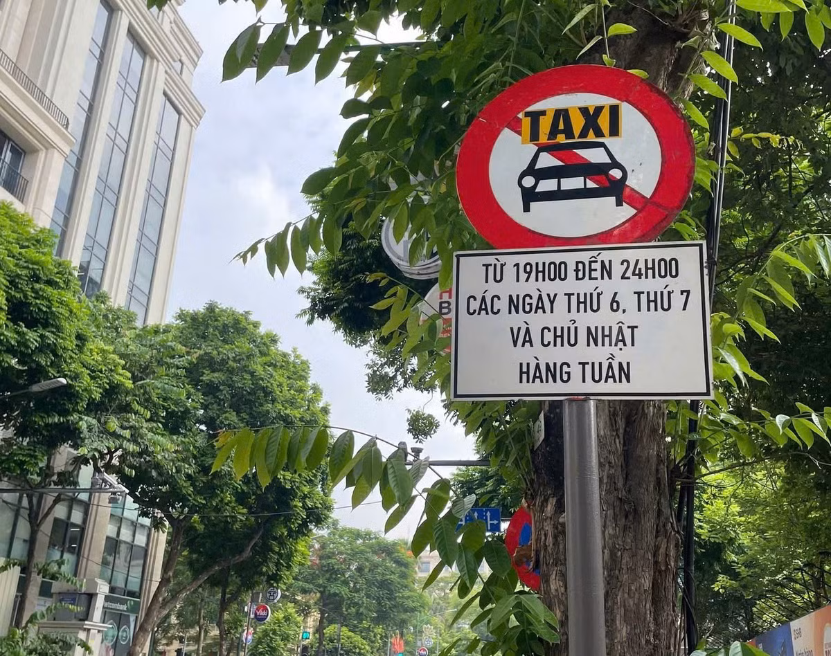 Biển cấm hoặc biển hạn chế đối với từng loại phương tiện trong các khung giờ nhất định cũng được bố trí đồng bộ với hệ thống hướng dẫn gửi xe, người tham gia giao thông có thể chủ động lựa chọn lộ trình và phương tiện phù hợp trước khi đi vào khu vực áp dụng thí điểm.
