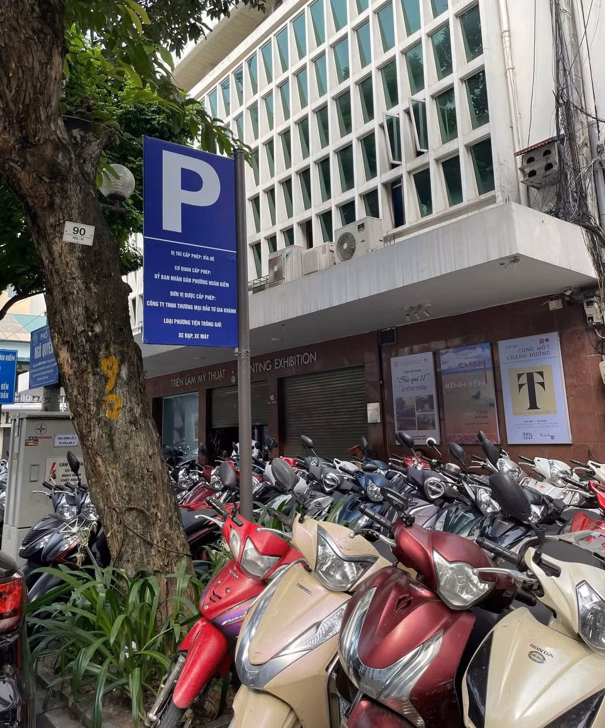 Bên cạnh hệ thống điểm gửi xe, Hà Nội cũng dự kiến tổ chức 10 bãi đỗ xe trung chuyển tại các vị trí phù hợp để người dân gửi ô tô, xe máy rồi tiếp tục hành trình bằng phương tiện công cộng.