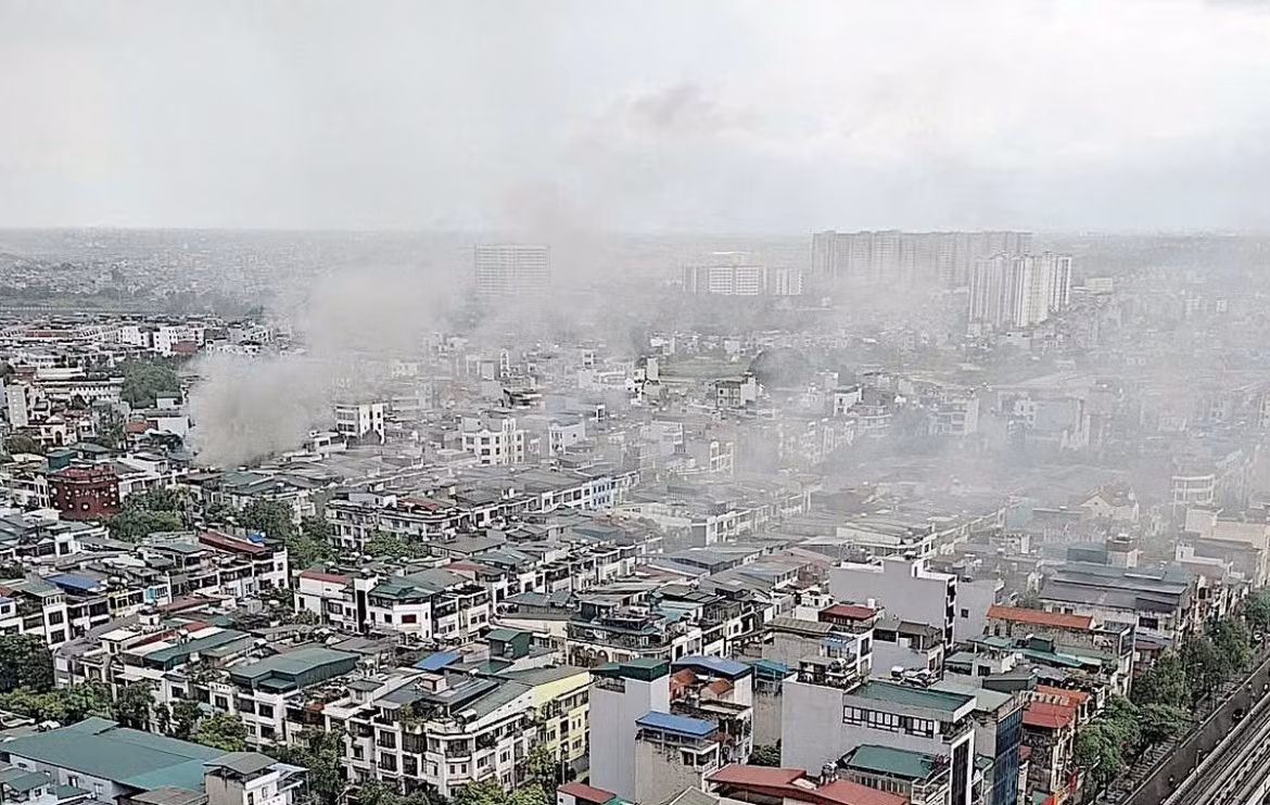 Vụ cháy tạo thành cột khói cao hàng chục mét (Ảnh: CACC)