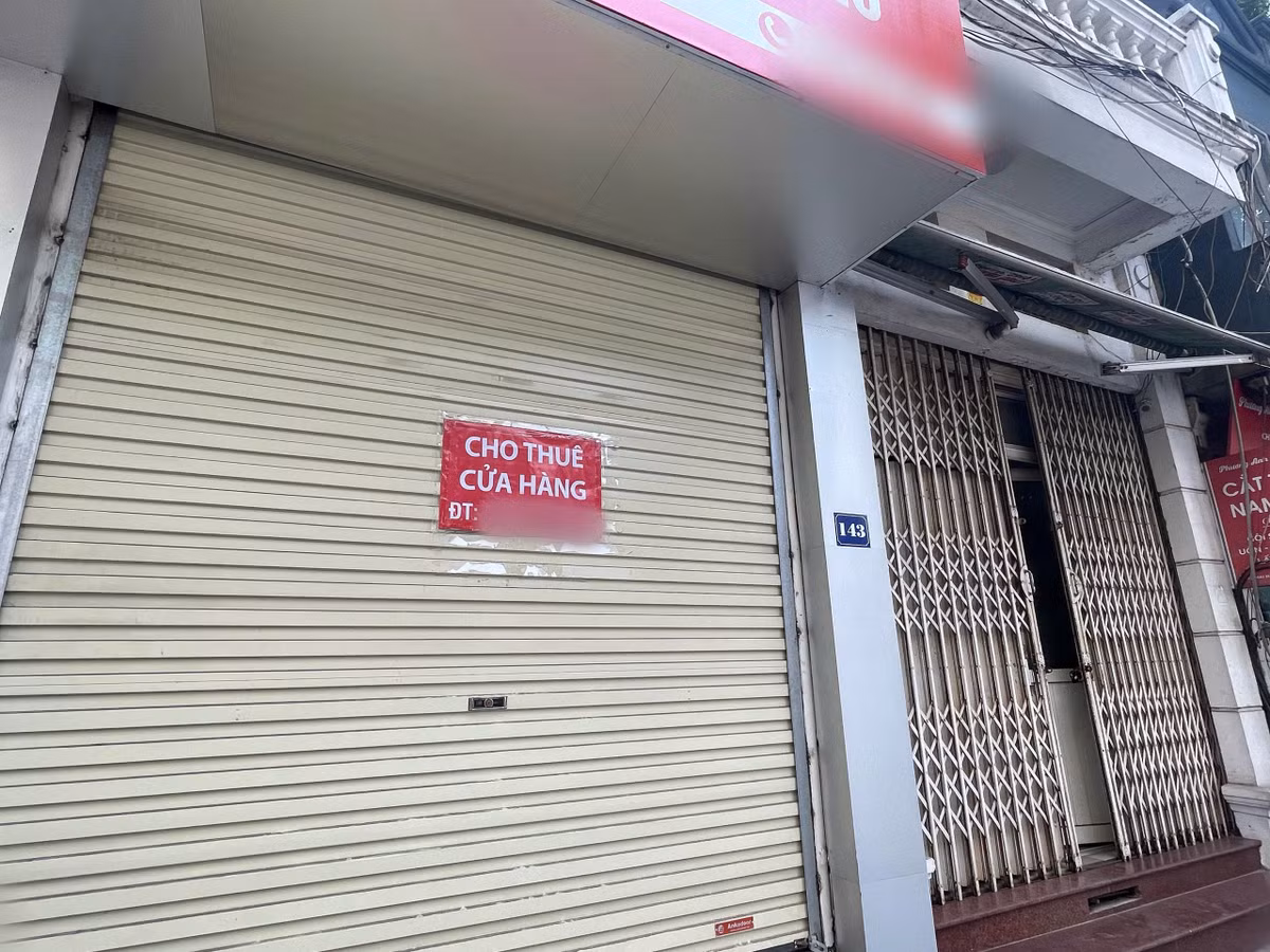 Từ góc nhìn đô thị, sự “im lặng” của những tuyến phố từng sầm uất cũng đặt ra câu hỏi về giá trị thực của “đất vàng”. Khi chi phí thuê không còn tương xứng với hiệu quả kinh doanh, vị trí đắc địa không còn là yếu tố quyết định. Các chuyên gia cho rằng, thị trường đang bước vào giai đoạn sàng lọc. Những mô hình kinh doanh thiếu linh hoạt, phụ thuộc hoàn toàn vào vị trí sẽ khó tồn tại. Ngược lại, những mô hình kết hợp online – offline hoặc tối ưu chi phí vận hành có thể thích nghi tốt hơn.