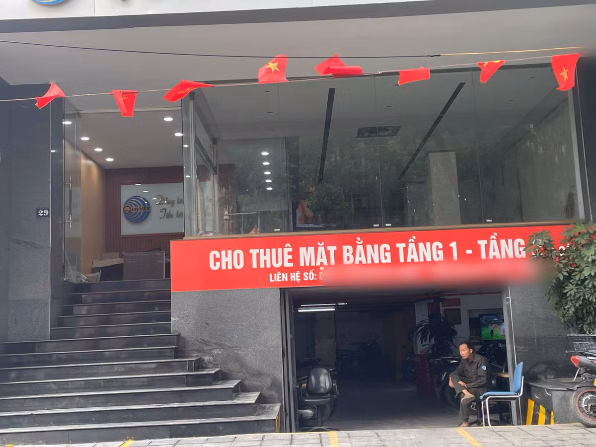 Trong bối cảnh đó, không chỉ người thuê mà cả chủ mặt bằng cũng buộc phải điều chỉnh kỳ vọng. Việc giảm giá thuê, chia nhỏ diện tích hoặc thay đổi công năng sử dụng có thể là những giải pháp cần thiết để thu hút khách thuê mới.
