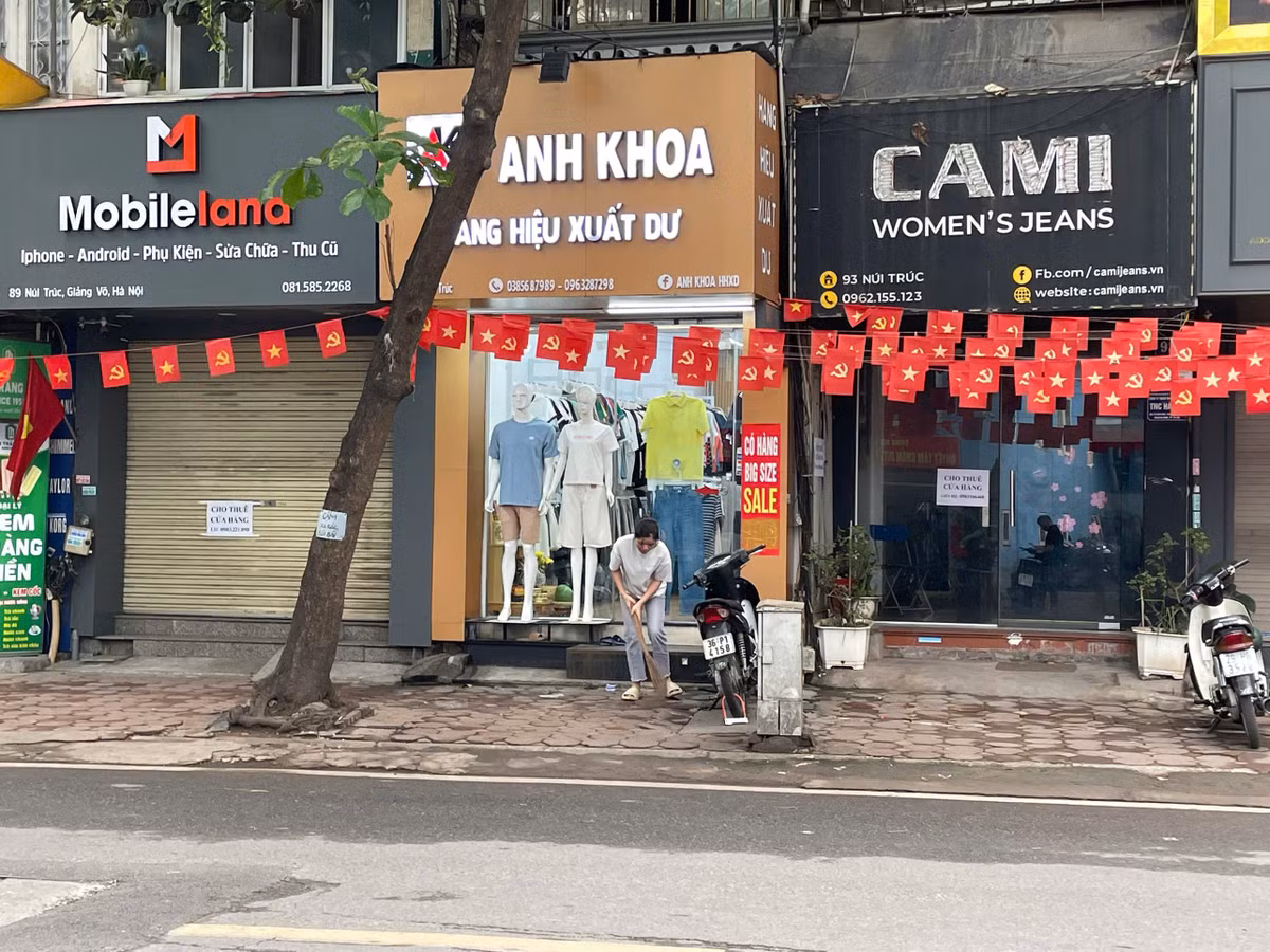 Thực tế, chi phí thuê mặt bằng tại các tuyến phố trung tâm vẫn neo ở mức cao, từ vài chục đến hàng trăm triệu đồng mỗi tháng, trong khi doanh thu của nhiều cửa hàng lại giảm mạnh. Lĩnh vực thời trang cao cấp đang cạnh tranh rất khốc liệt. Không chỉ cạnh tranh giữa các cửa hàng truyền thống, mà còn chịu áp lực lớn từ thương mại điện tử và các thương hiệu online. Quyết định sang nhượng không chỉ là câu chuyện kinh doanh, mà còn là sự chấp nhận tổn thất lớn.