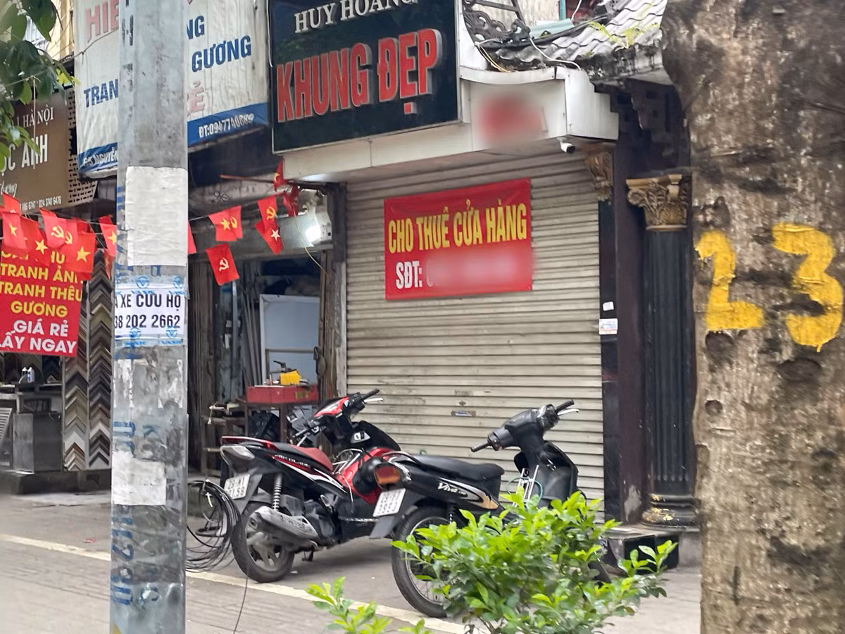 Thực tế này không phải hiện tượng cá biệt. Theo ghi nhận, hàng loạt tuyến phố trung tâm Hà Nội như Kim Mã, Tây Sơn, Phố Huế… đang chứng kiến làn sóng trả mặt bằng lan rộng, ngay cả trong những thời điểm vốn được coi là cao điểm mua sắm. Chỉ vài chục mét đã có thể đếm được nhiều cửa hàng đóng cửa, treo biển cho thuê. Không gian kinh doanh từng được xem là “đất vàng” giờ trở nên trầm lắng, phản ánh rõ sự thay đổi của thị trường bán lẻ đô thị.
