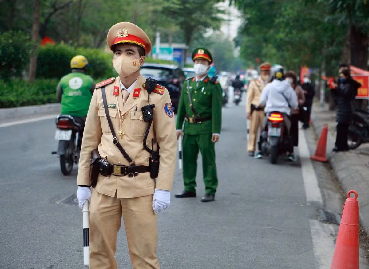 Lực lượng CSGT phối hợp với Công an phường làm nhiệm vụ.