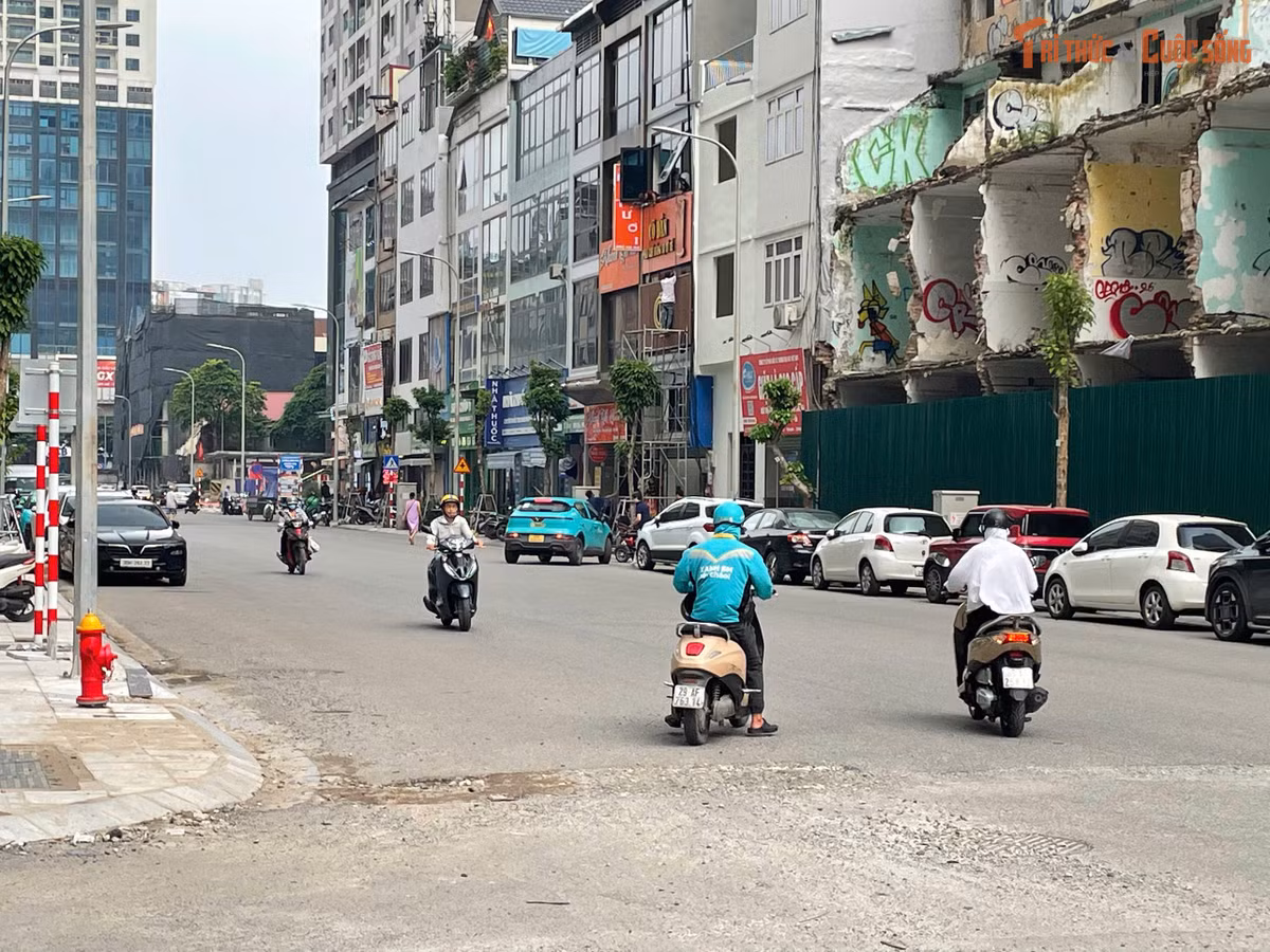 Trước khi cải tạo, Nguyễn Tuân là một trong những tuyến đường thường xuyên rơi vào tình trạng quá tải. Tuyến phố chỉ rộng khoảng 6-7 m nhưng lại là nơi tập trung dày đặc các khu chung cư, văn phòng và hoạt động kinh doanh, khiến lưu lượng phương tiện luôn ở mức cao, đặc biệt vào giờ cao điểm. Ùn tắc kéo dài đã trở thành hình ảnh quen thuộc suốt nhiều năm.