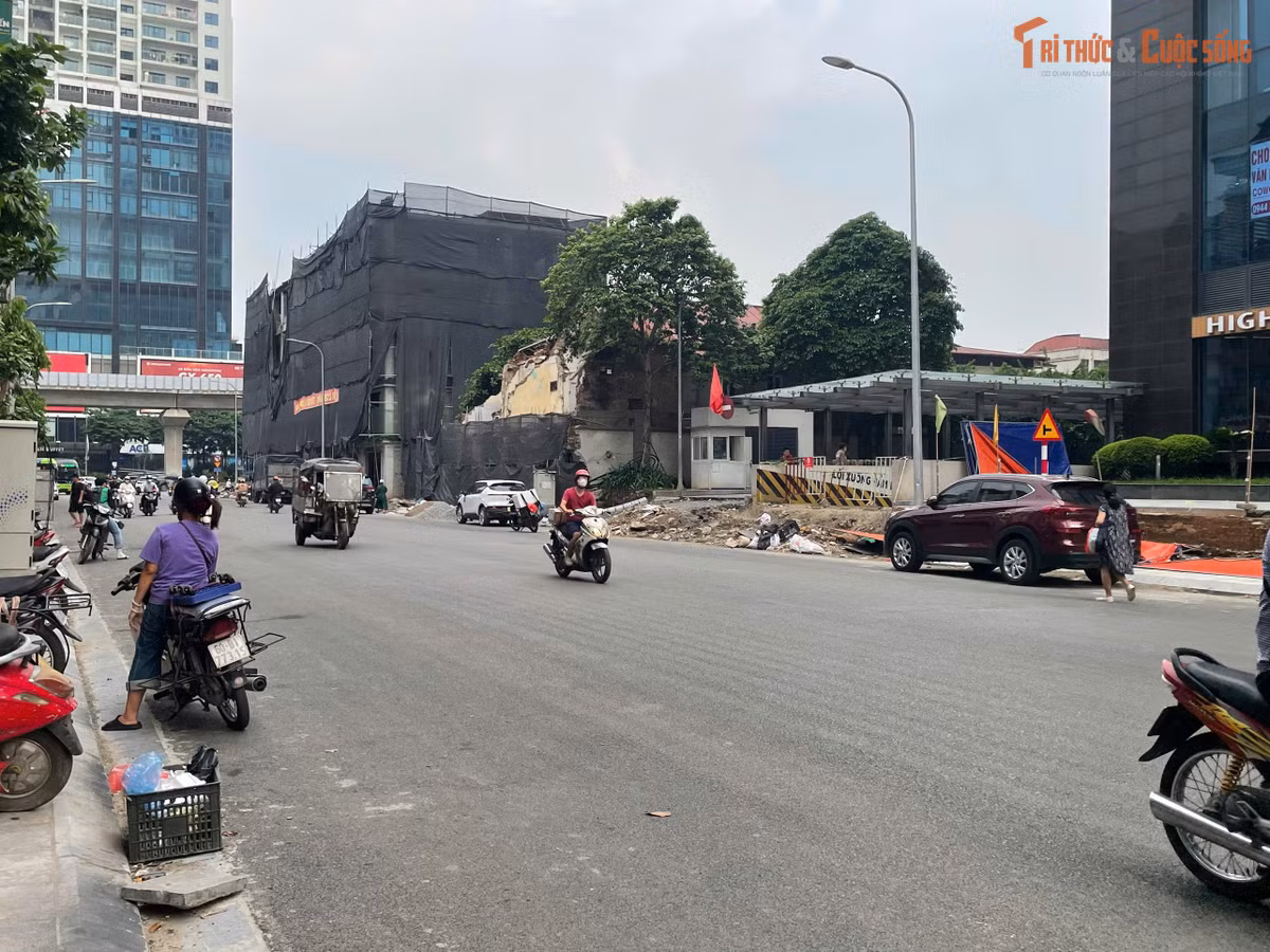 Thời gian gần đây, đi dọc đường Nguyễn Tuân, dễ dàng nhận thấy diện mạo tuyến phố đã khác trước. Đoạn đường đã được trải nhựa phẳng phiu, không còn cảnh mặt đường lồi lõm, rào chắn kéo dài hay bụi đất bao phủ như thời gian trước.