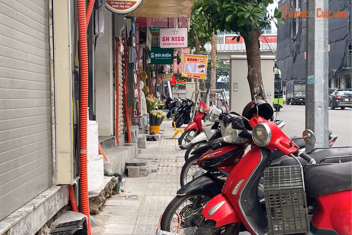 Phần vỉa hè rộng rãi, sạch đẹp được người dân ghi nhận tích cực. Các hộ kinh doanh đồng thời trở lại, 'vào nhịp' với diện mạo khang trang sau thời gian thi công đầy gian khổ.