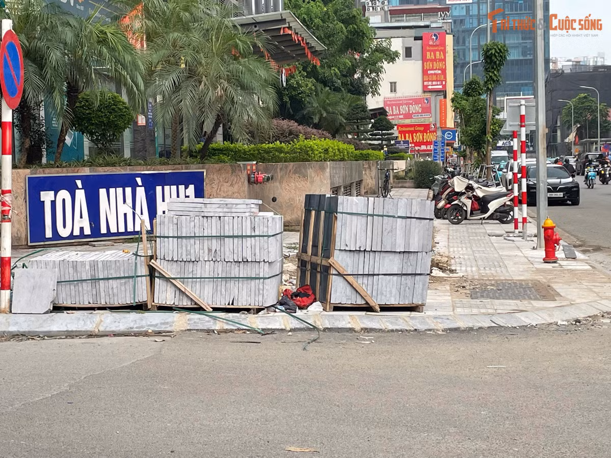 Ghi nhận tại hiện trường cho thấy công nhân vẫn đang tập trung hoàn thiện những hạng mục cuối cùng và các vị trí còn dang dở. Nhiều mũi thi công được triển khai đồng thời nhằm sớm đưa toàn bộ tuyến đường vào khai thác.