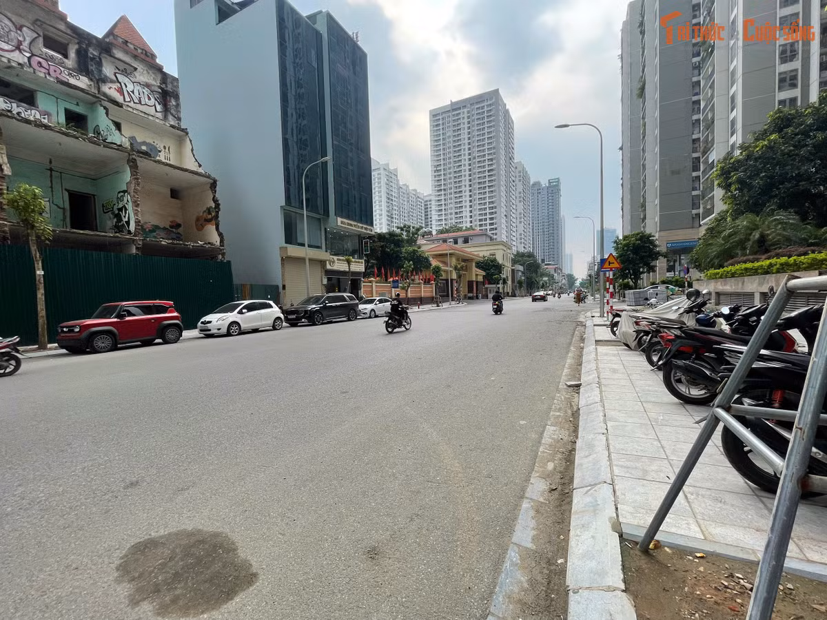 Hai bên tuyến đường, phần lớn vỉa hè đã được lát đá, bó vỉa hoàn thiện và dành lại không gian cho người đi bộ. Hình ảnh vật liệu xây dựng chất đống, dây điện ngổn ngang hay những khoảng đất trống sau giải tỏa cũng dần được thay thế bằng không gian đô thị gọn gàng hơn.