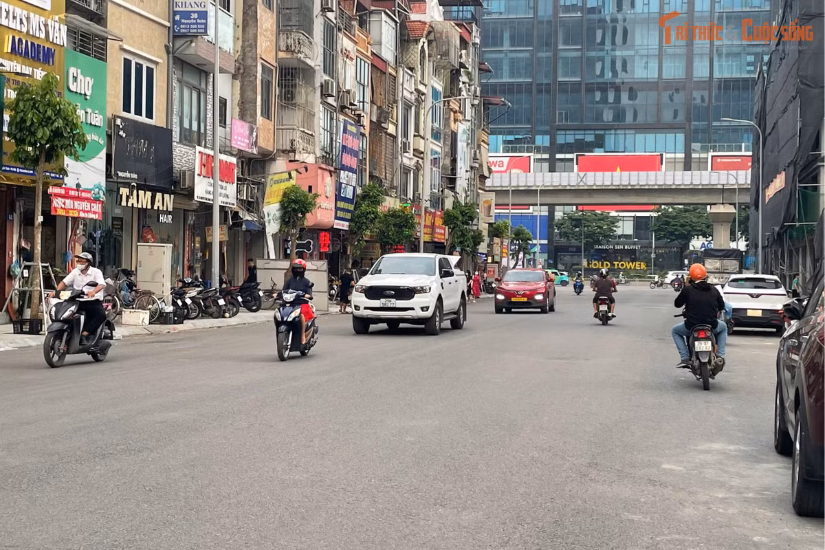 Dù vẫn còn một số vị trí chưa hoàn thiện, nhiều người dân sinh sống dọc tuyến bày tỏ mong muốn dự án sớm về đích để việc đi lại thuận lợi hơn, đồng thời giảm tiếng ồn và bụi phát sinh từ công trường kéo dài suốt thời gian qua.
