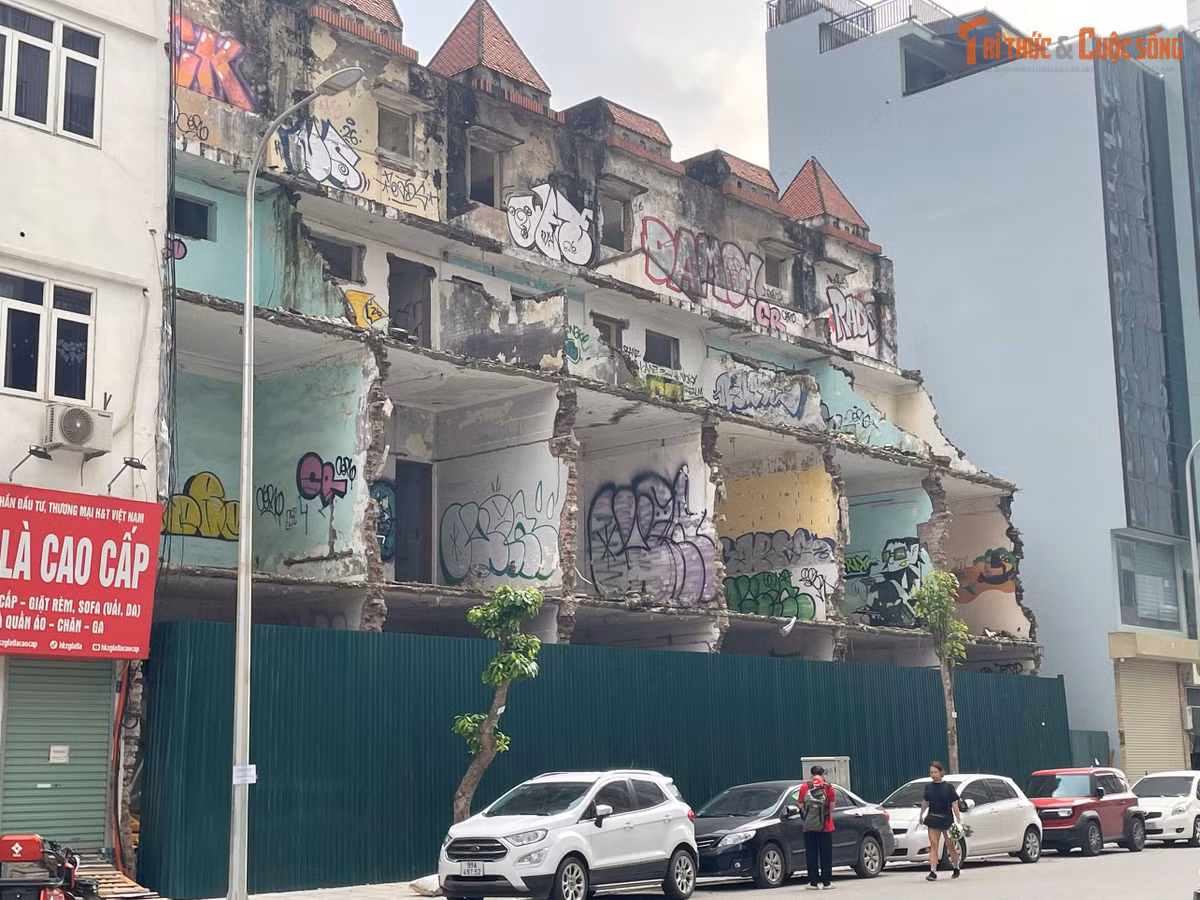 Dự án từng nhiều lần lùi thời hạn hoàn thành do vướng mắc trong công tác giải phóng mặt bằng và di dời hạ tầng kỹ thuật. Việc phải thu hồi hơn 14.300 m² đất của 11 tổ chức và khoảng 160 hộ dân khiến tiến độ kéo dài hơn dự kiến.