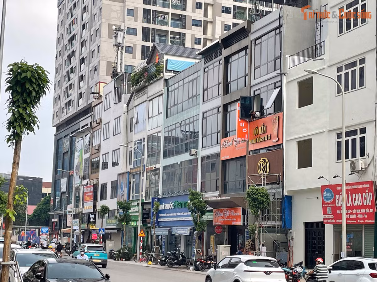 Sau giải tỏa, không chỉ mặt đường mà các hộ dân, hộ kinh doanh cũng được chỉnh trang, hồi sinh bằng một lớp áo mới vượt ngoài mong đợi. Chị Lê Thanh Hòa, chủ hộ kinh doanh tại số 57 Nguyễn Tuân chia sẻ: 'Chúng tôi rất phấn khởi vì dự án đã gần tới ngày xong. Nhiều tháng qua gia đình tôi gặp nhiều khó khăn vì vị trí nhà phải sửa cả đường ống nước, trời mưa rất khổ cực. Nhưng đến hiện tại thì đường rất sạch đẹp rồi'.