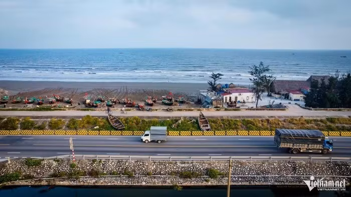 Đoạn từ xã Hải Tiến (tỉnh Ninh Bình) hướng về cầu Hà Lạn, đường bộ ven biển cơ bản đi sát tuyến đê biển hiện hữu.
