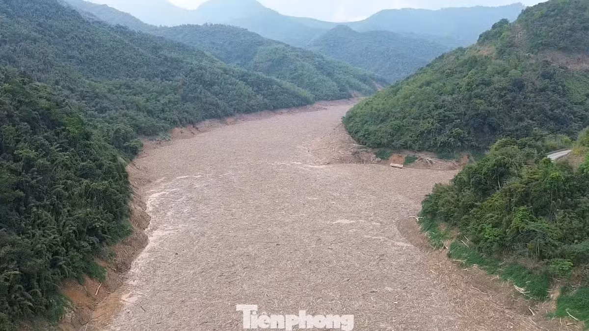 “Do khối lượng rác quá lớn, nằm ở vị trí bờ hồ dốc đứng, bao quanh bởi các dãy núi cao. Địa hình lại rất ít vị trí có thể thi công thu gom rác. Bên cạnh đó, giá xăng dầu tăng cao, thiếu nguồn cung tại khu vực xã Nhôn Mai nên việc thu gom rác gỗ trong lòng hồ gặp nhiều khó khăn”, một cán bộ Công ty Thủy điện Bản Vẽ nói.