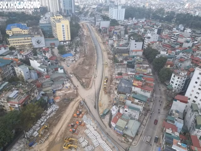 Hàng trăm công nhân, kỹ sư luân phiên làm việc. Ghi nhận chiều ngày 21 và 22/2 (mùng 5 và mùng 6 Tết Bính Ngọ), nửa mặt đường từ dốc Bệnh viện Phụ sản Hà Nội đến nút giao Voi Phục đã được thảm nhựa.