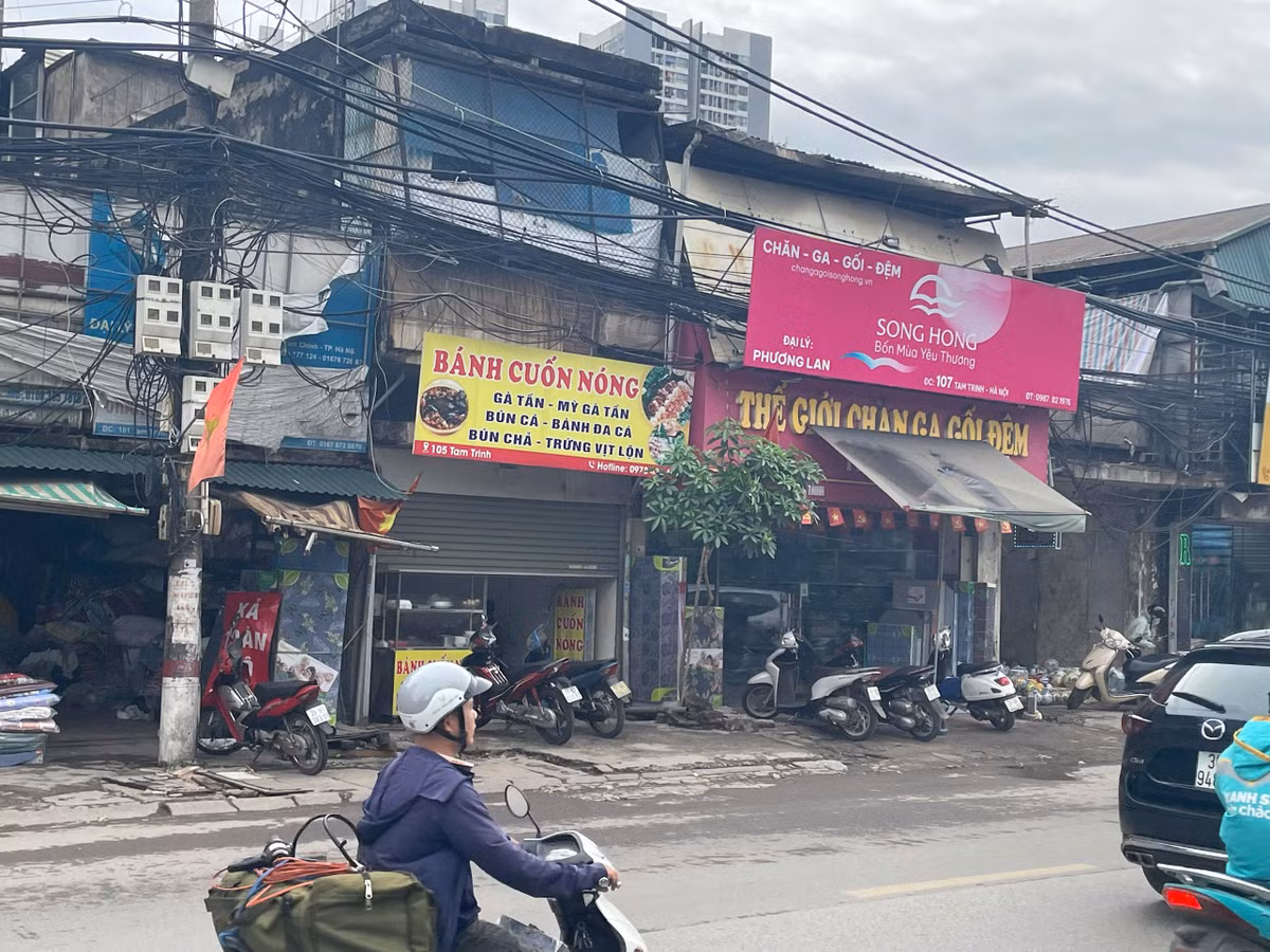 Trong quá trình giải tỏa, nhiều hộ dân phải di dời chỗ ở hoặc chuyển đổi hoạt động kinh doanh. Tuy nhiên, khi việc bàn giao mặt bằng chưa hoàn tất, họ lại tiếp tục phải sống trong môi trường thi công dang dở.