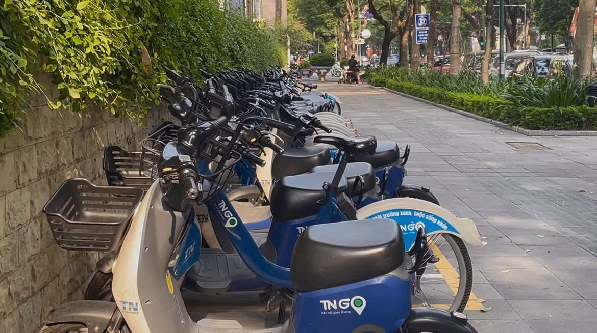 Điểm tập kết xe đạp công cộng trên đường Triệu Quốc Đạt, đối diện là điểm trông giữ xe vào vùng phát thải thấp trên phố Quán Sứ.