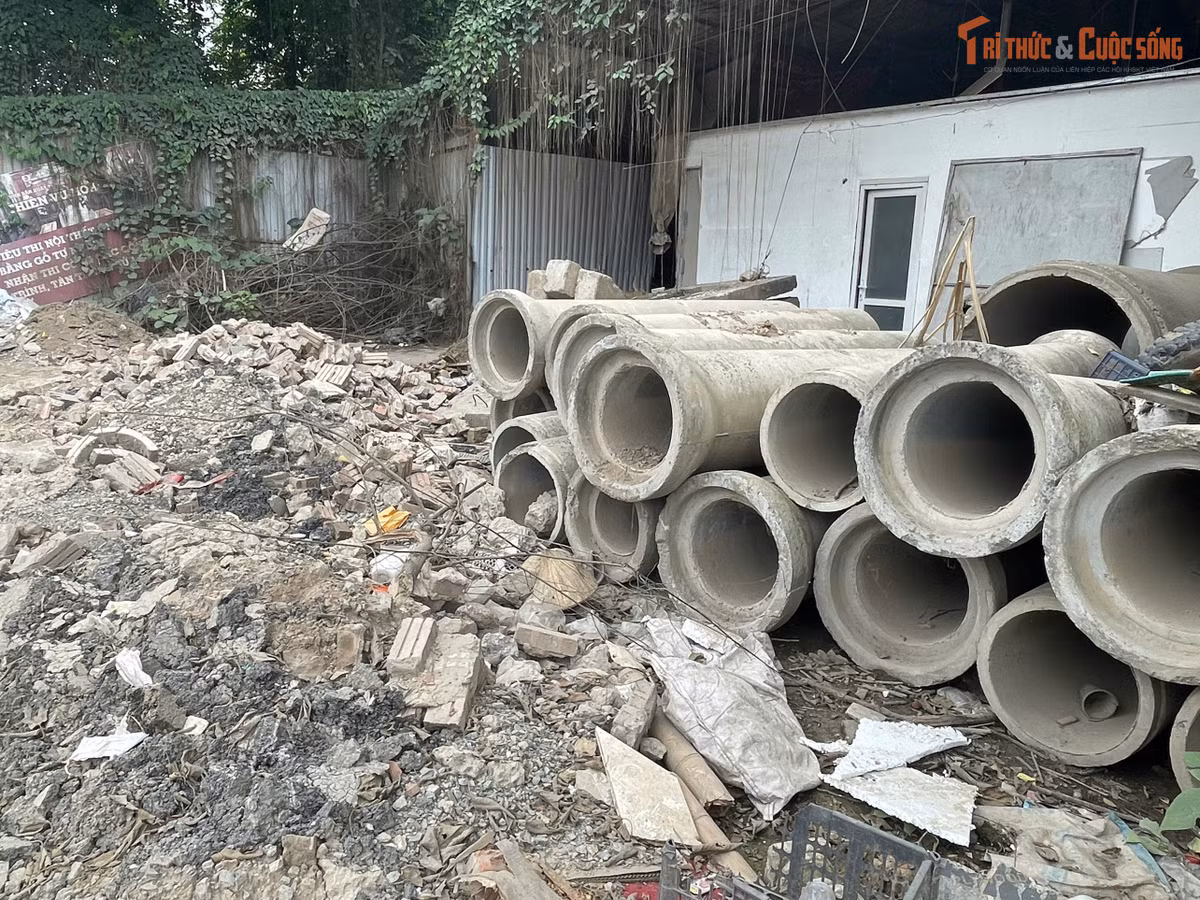 Ống bê tông xuất hiện với mật độ dày đặc, xen kẽ giữa nhà dân và những công trình tạm bợ tạo nên khung cảnh đối lập trong khu vực đô thị hiện đại.