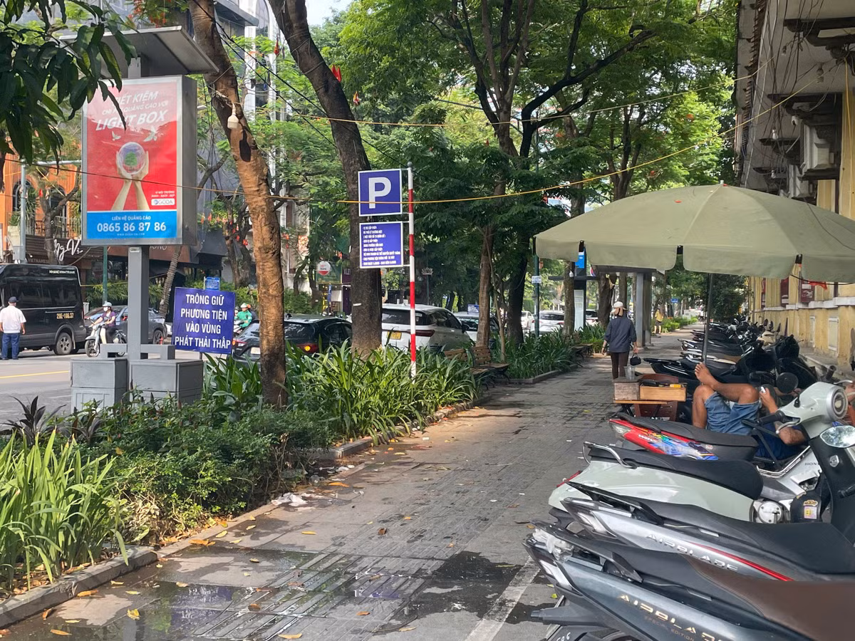 Để phục vụ nhu cầu gửi xe khi triển khai thí điểm, Sở Xây dựng Hà Nội đã phối hợp với UBND các phường thuộc khu vực Vành đai 1 tiến hành rà soát toàn bộ hệ thống bãi đỗ xe hiện có. Tính đến hiện tại, thành phố đã bố trí 220 bãi và điểm trông giữ phương tiện, phân bổ trên nhiều tuyến phố nhằm đáp ứng nhu cầu của người dân khi chuyển đổi từ phương tiện cá nhân sang các loại hình vận tải công cộng.