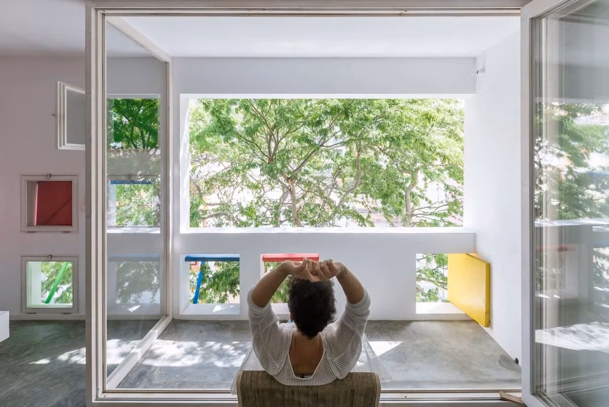 Với những gam màu được sử dụng trên các bức tường quét vôi trắng, hài hòa với kiến ​​trúc truyền thống của Cabo Verde. Nó cũng mời gọi người sử dụng trải nghiệm một lối sống địa phương độc đáo, nơi không gian trong nhà và ngoài trời được hòa quyện vào nhau.