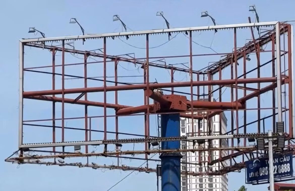 Dọc các tuyến đường vành đai, cửa ngõ ra vào Hà Nội hay khu vực trung tâm đông đúc như Phạm Hùng, Nguyễn Trãi, Nguyễn Chí Thanh không khó để bắt gặp những khung biển quảng cáo khổ lớn trống trơn hoặc chỉ còn trơ lại phần khung sắt. Có những vị trí từng treo quảng cáo của các thương hiệu bất động sản, ô tô hay điện tử lớn suốt nhiều năm, nay bị bỏ không trong thời gian dài.