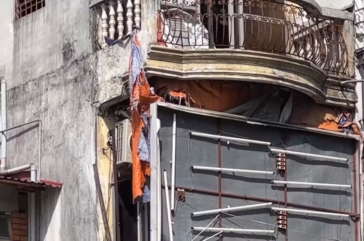 Hà Nội hiện là một trong những địa phương có mật độ biển quảng cáo ngoài trời lớn nhất cả nước. Theo thống kê từng được Sở Văn hóa và Thể thao Hà Nội công bố trong các đợt rà soát quy hoạch quảng cáo ngoài trời, thành phố có hàng nghìn vị trí quảng cáo tấm lớn, tập trung dọc các tuyến giao thông huyết mạch, khu đô thị mới và các nút giao đông phương tiện. Đặc biệt, khu vực đường Vành đai 3 trên cao, Phạm Văn Đồng, Đại lộ Thăng Long hay cửa ngõ sân bay Nội Bài được xem là “đất vàng” của billboard ngoài trời do lưu lượng xe lớn và khả năng nhận diện cao.