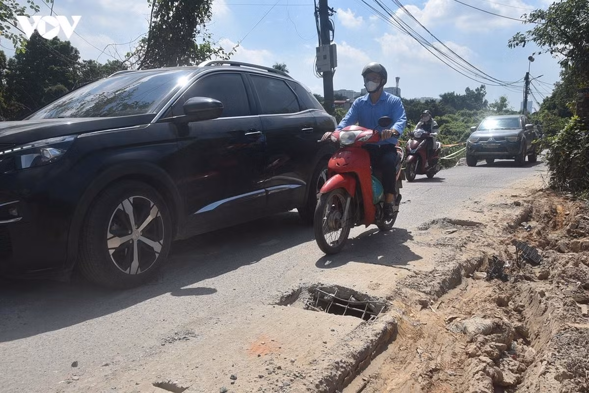 Hệ thống cống thoát nước dọc tuyến cũng hư hỏng vỡ nát tạo những khoảng trống lớn ngay cạnh mặt đường.