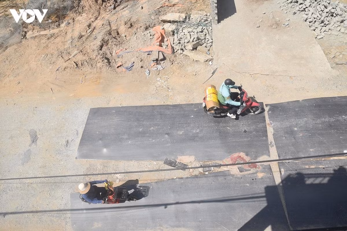 Mặt đường trên tuyến xuất hiện nhiều đoạn gồ ghề, khúc khuỷu và ổ gà.