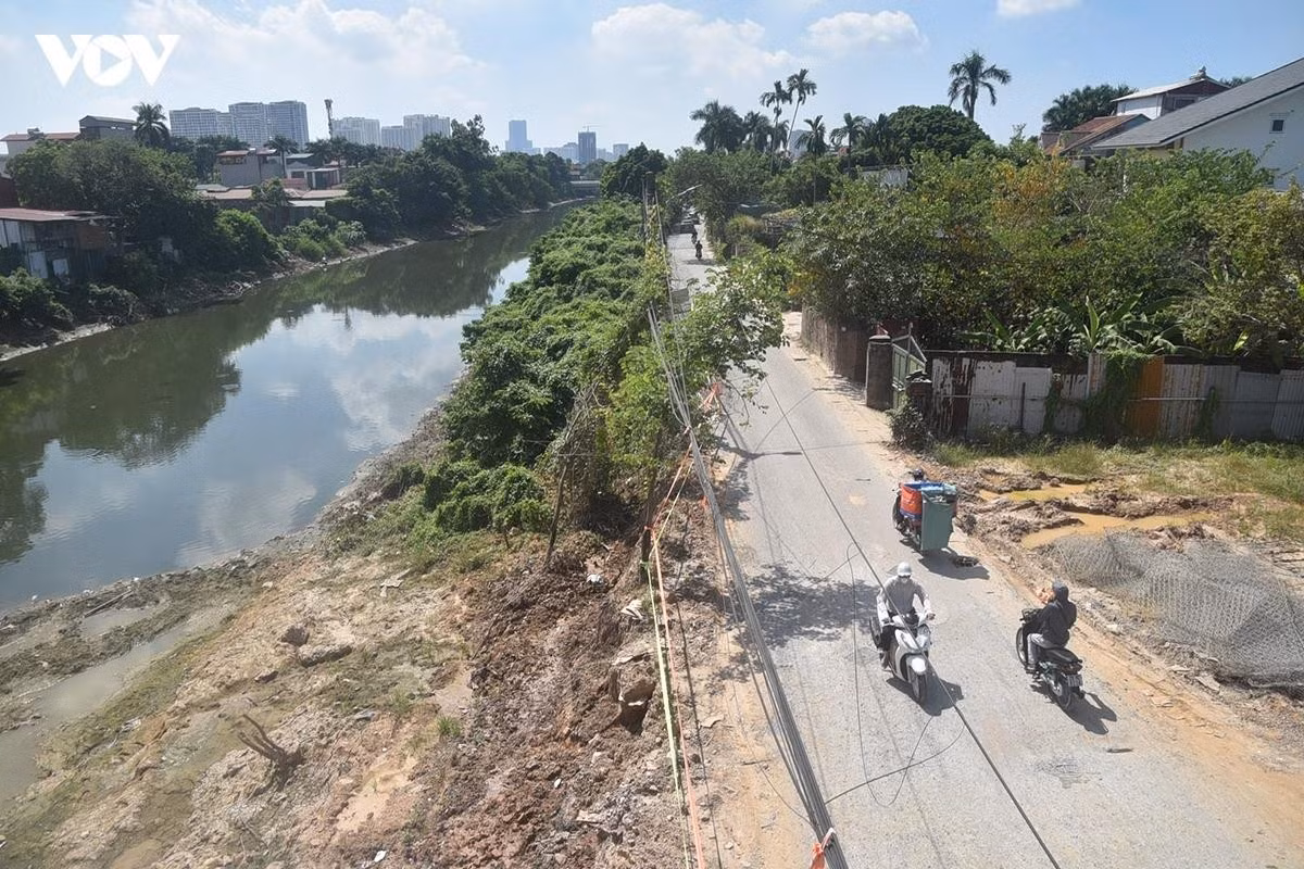 Theo ghi nhận, nhiều vị trí trên đường Bờ Tây sông Nhuệ hư hỏng xuống cấp, nhiều đoạn bị sụt lún về phía sông. Có đoạn phần mặt đường sát bờ bị sạt lở, kéo dài nguy cơ mất an toàn giao thông.