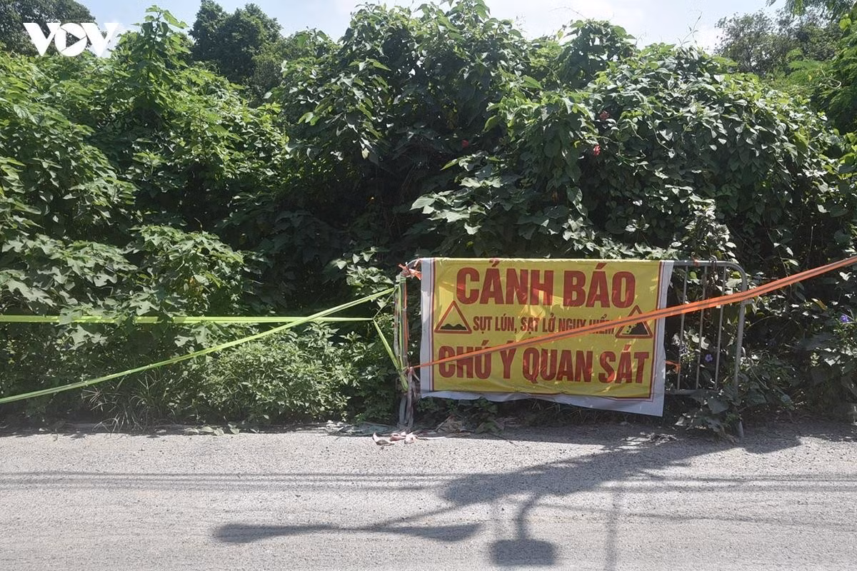 Tại một số điểm, lực lượng chức năng chăng dây đặt biển cảnh báo nguy hiểm.