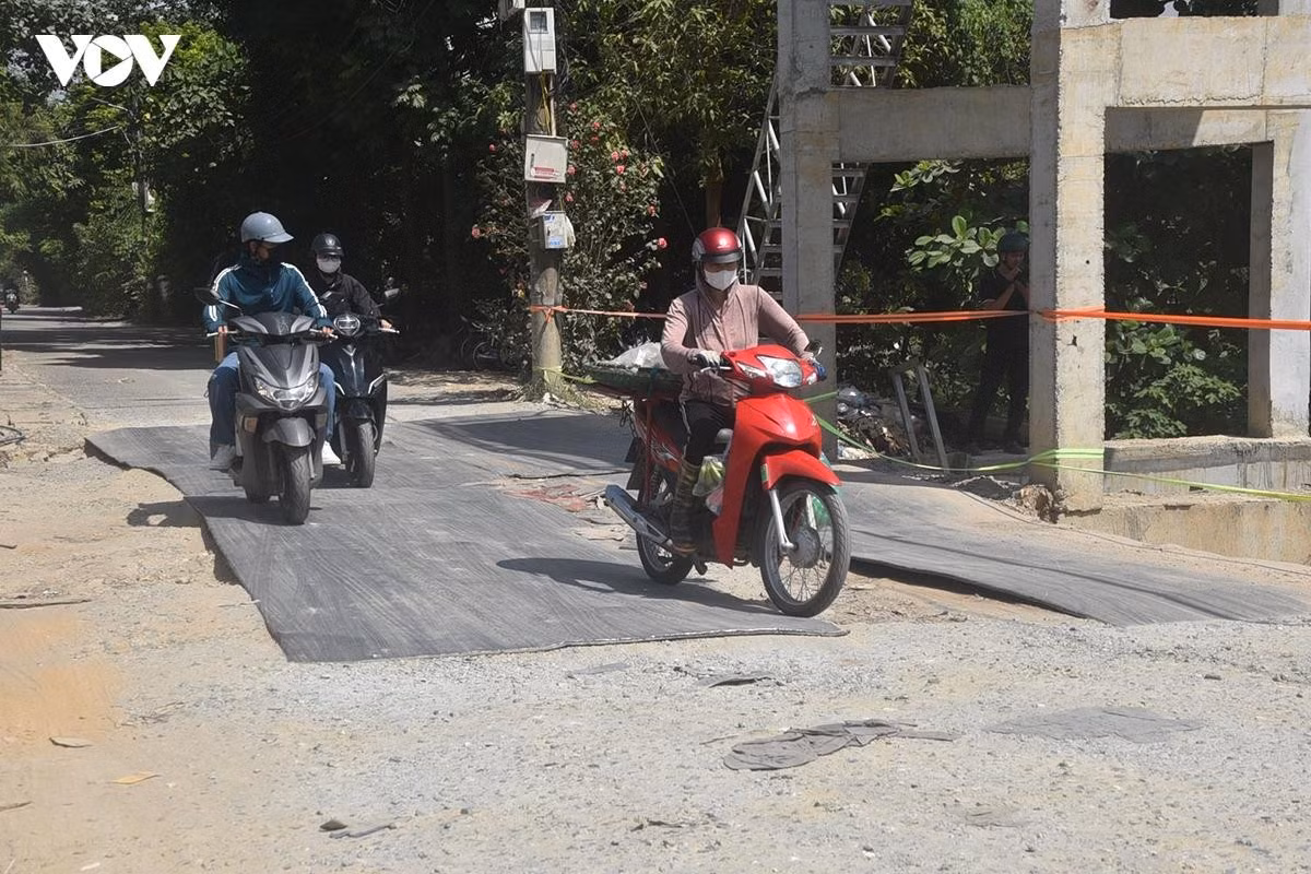 Có vị trí phải đặt những tấm thép tạm để phương tiện đi qua.