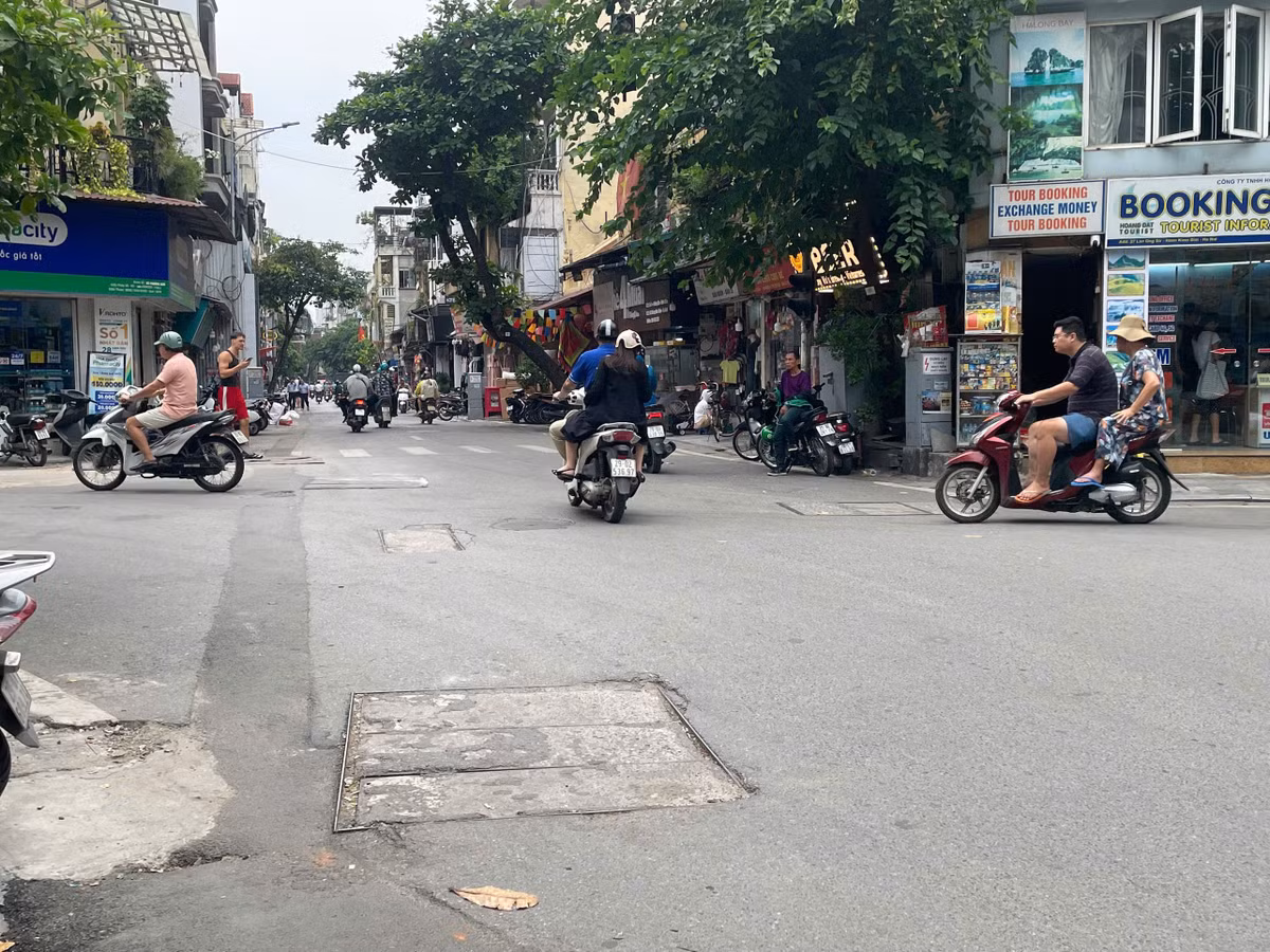 Đã có nhiều bài phản ánh trước đó, tuy nhiên, phần đường hoàn trả vẫn chưa thực sự được chỉnh trang để trở lại như hiện trạng ban đầu hoặc đẹp hơn như mong đợi.