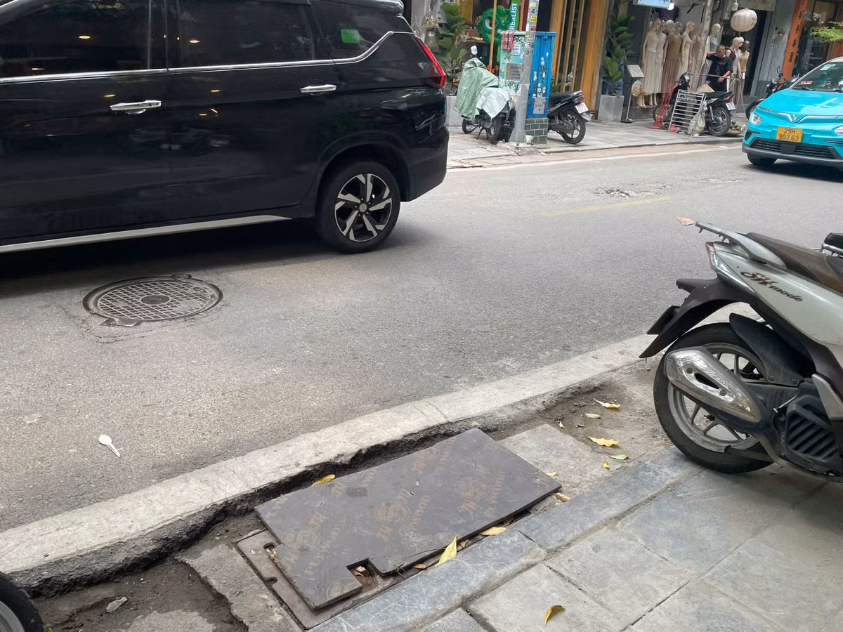 Dù là những tuyến phố đông khách du lịch nhất Hà Nội, nhiều đoạn mặt đường vẫn còn dấu vết của các lần đào bới liên tiếp. Phần mép đường xuất hiện nhiều vết nứt lõm kéo dài, khiến không gian buôn bán của các hộ kinh doanh bị ảnh hưởng.