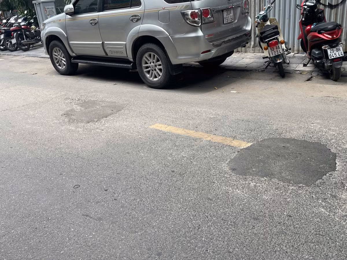 Việc đầu tư hạ tầng ngầm được đánh giá là cần thiết đối với khu phố cổ có tuổi đời hàng trăm năm. Tuy nhiên, tại nhiều vị trí sau khi thi công, mặt đường lại được hoàn trả chưa đồng đều. Các vệt nhựa mới và cũ tạo thành những dải gồ ghề kéo dài, khiến phương tiện khi lưu thông phải giảm tốc hoặc đánh lái để tránh.