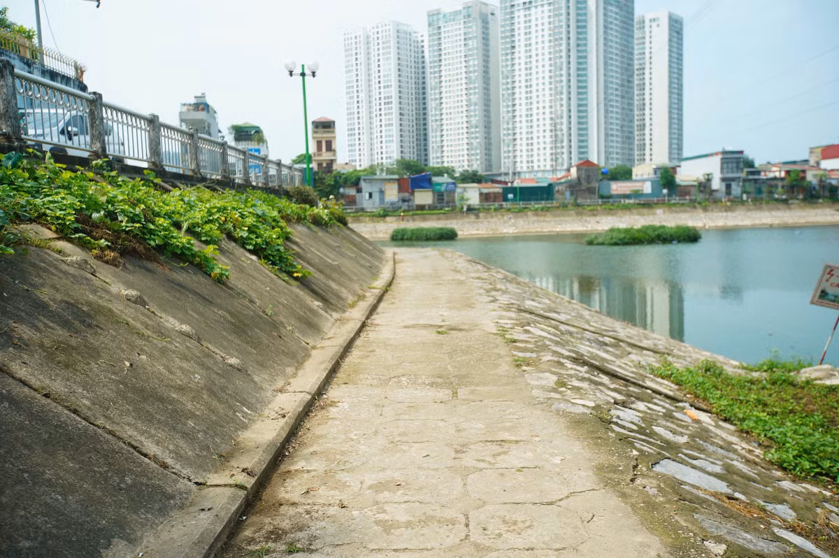 Các vật dụng như bát hương, tượng sứ gần như không phân hủy trong môi trường tự nhiên, tồn tại lâu dài dưới nước. Bàn thờ gỗ, lớp sơn phủ và các vật liệu trang trí có thể chứa hóa chất, khi ngâm trong nước sẽ gây ô nhiễm. Tro tàn, nhang đèn cũng góp phần làm đục nguồn nước, ảnh hưởng đến hệ sinh thái và chất lượng môi trường sống xung quanh.