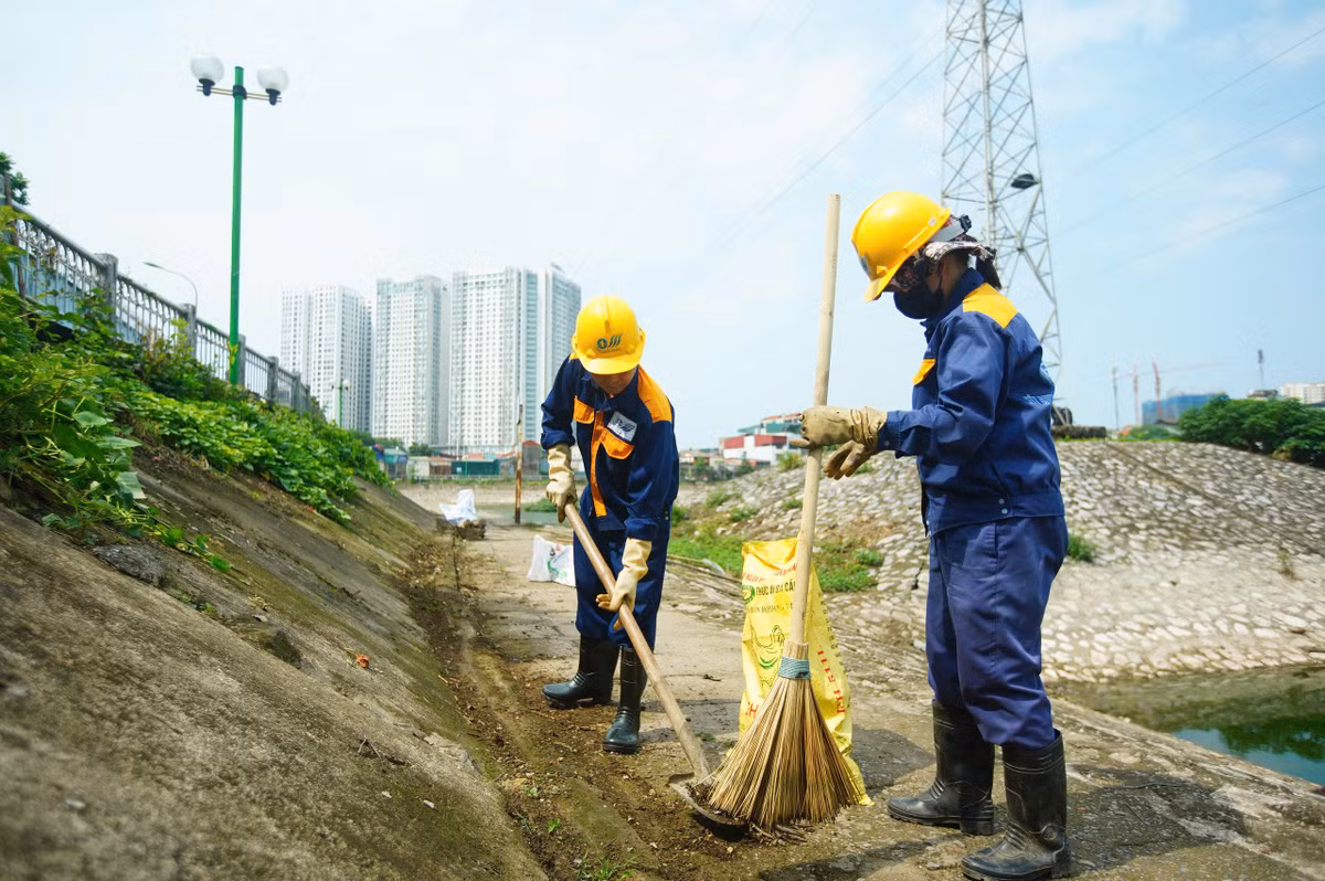 Những ngày gần đây, khu vực Hồ Hạ Đình, phường Khương Đình (Hà Nội) đã có sự thay đổi rõ rệt; khu vực ven hồ cũng được thu dọn sạch sẽ. Ít ai còn thấy cảnh tượng bàn thờ cũ, bát hương, tượng thờ hay ấm chén bị vứt ngổn ngang dưới lòng hồ như trước. Sự chuyển biến này đến từ đợt ra quân dọn dẹp của các lực lượng chức năng địa phương, sau khi tình trạng “rác thải tâm linh” kéo dài gây bức xúc.