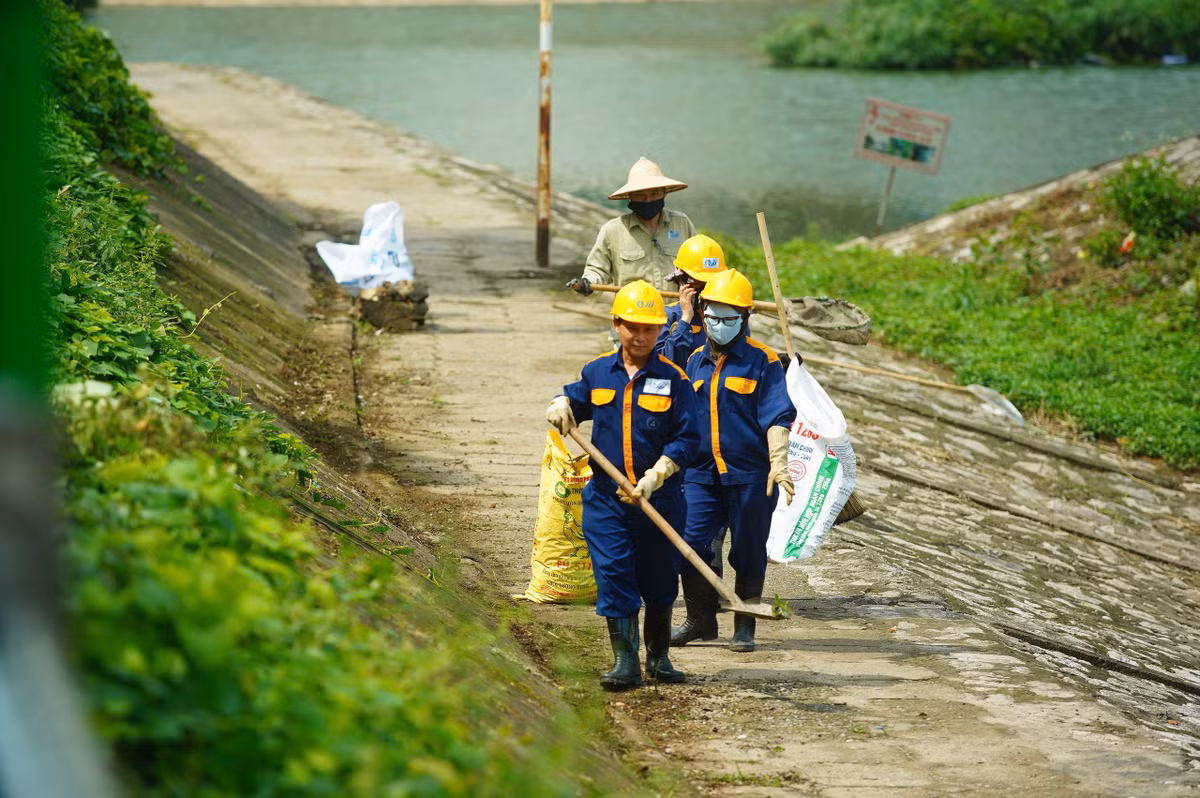 Trước thực trạng này, chính quyền địa phương đã tổ chức lực lượng tiến hành thu gom, làm sạch khu vực hồ. Công tác dọn dẹp được triển khai đồng bộ, từ việc trục vớt các vật dụng dưới nước đến thu gom rác thải ven hồ, xử lý mùi và cải thiện cảnh quan. Chỉ trong thời gian ngắn, diện mạo Hồ Hạ Đình đã có sự thay đổi rõ rệt.