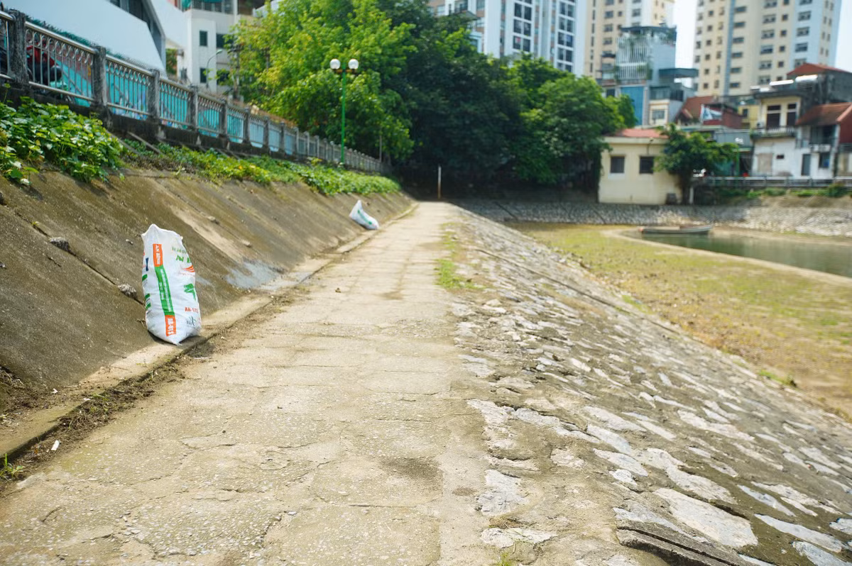 Người dân sinh sống quanh khu vực ghi nhận sự chuyển biến tích cực. Một số ý kiến cho rằng việc dọn dẹp không chỉ cải thiện môi trường mà còn góp phần nâng cao ý thức cộng đồng. Khi hình ảnh hồ sạch đẹp được duy trì, những hành vi xả rác, đặc biệt là “rác thải tâm linh”, sẽ dần bị hạn chế.