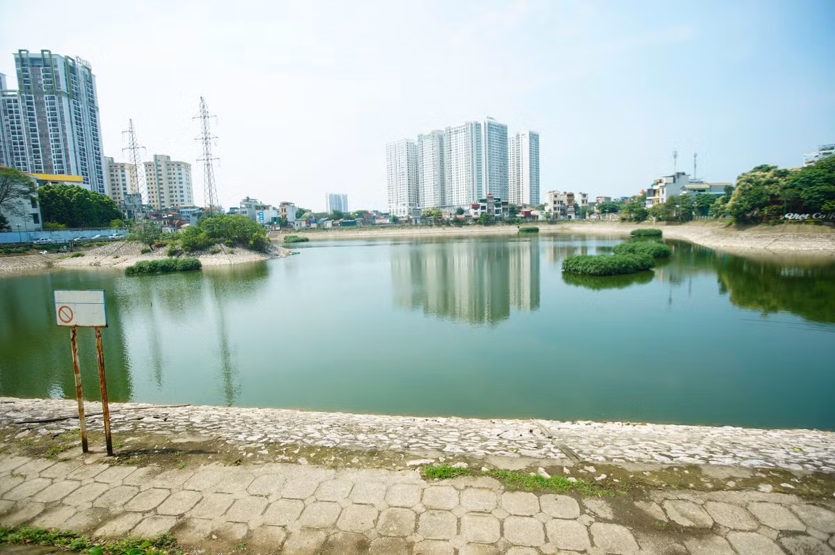 Khi niềm tin được đặt đúng chỗ, hành động cũng sẽ đúng cách. Và khi đó, những hình ảnh như Hồ Hạ Đình hôm nay – sạch hơn, gọn gàng hơn – sẽ không còn là kết quả của một chiến dịch dọn dẹp, mà trở thành trạng thái bình thường của đời sống đô thị.