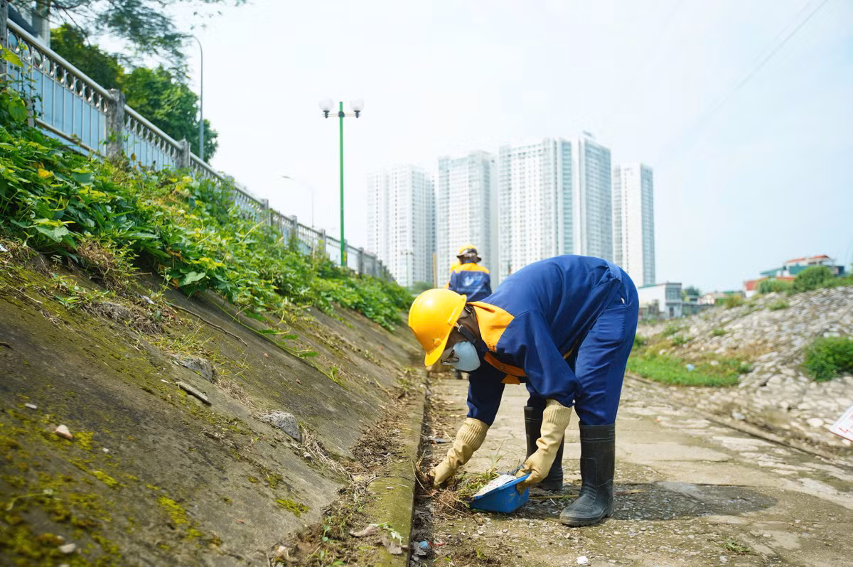 Nhìn rộng hơn, việc làm sạch Hồ Hạ Đình chỉ giải quyết phần “ngọn” của vấn đề. Mỗi đợt cao điểm tín ngưỡng, lượng đồ thờ cũ bị thải bỏ lại tăng lên, đẩy gánh nặng về phía hệ thống môi trường đô thị vốn đã chịu nhiều áp lực. Nếu không có cách xử lý dài hơi, những gì vừa được dọn dẹp rất dễ quay trở lại.