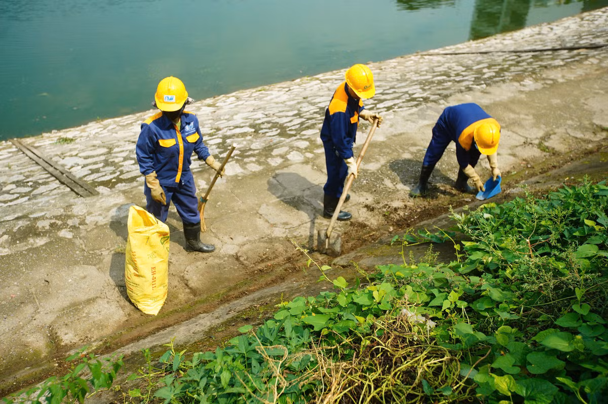 Ghi nhận trước thời điểm được dọn dẹp, Hồ Hạ Đình từng là một trong những điểm nóng. Dưới lòng hồ, khi mực nước rút xuống, lộ ra hàng loạt vật dụng thờ cúng bị vứt bỏ: từ bát hương sứ, tượng thờ đến bàn gỗ đã mục nát, cảnh quan xuống cấp nghiêm trọng. Một không gian vốn phục vụ sinh hoạt cộng đồng, tập thể dục, dạo bộ của người dân dần bị biến thành nơi chứa rác thải đặc thù – thứ rác mang yếu tố tâm linh nhưng lại gây hệ lụy môi trường rõ rệt.