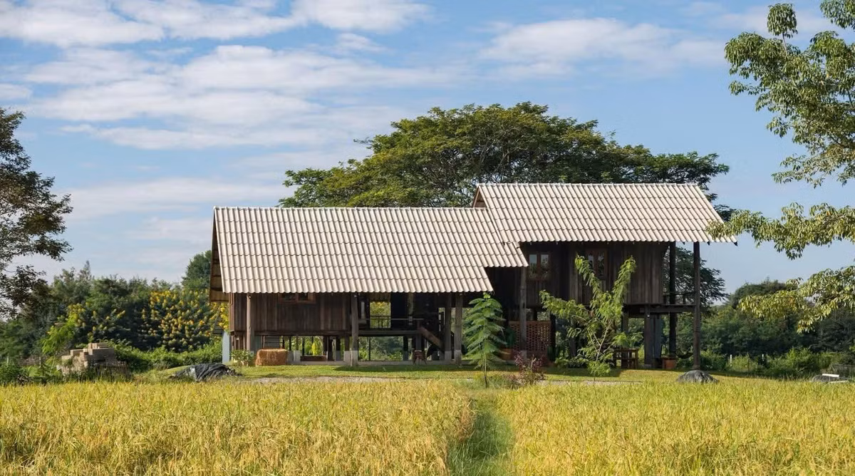 Toàn bộ khu đất không xuất hiện cột điện hay hệ thống dây điện trên không. Nguồn điện được cung cấp thông qua hệ thống pin năng lượng mặt trời, giúp giảm tác động thị giác và hạn chế phụ thuộc vào lưới điện truyền thống. Giải pháp này cũng phù hợp với mục tiêu phát triển bền vững mà dự án hướng tới.