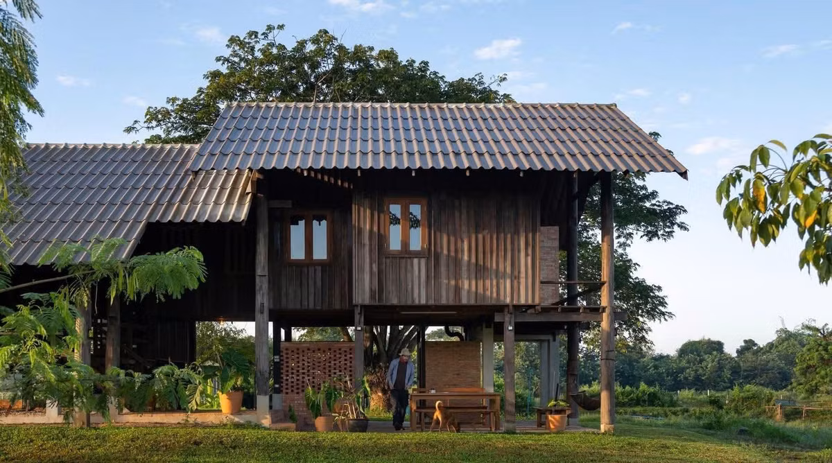 Ngay từ giai đoạn đầu, David đã sử dụng dữ liệu vệ tinh để phân tích địa hình, hướng nước chảy, hướng gió và ánh sáng mặt trời. Những thông tin này trở thành cơ sở để xác định vị trí đặt ngôi nhà, khu trồng cây, đường đi và các hạng mục phụ trợ sao cho ít tác động nhất đến tự nhiên. Theo Yangnar Studio, việc "đọc" địa hình trước khi xây dựng quan trọng không kém bản thân thiết kế kiến trúc.