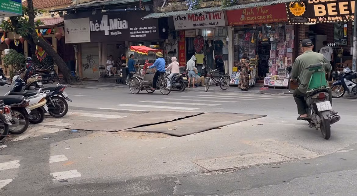 Tuy nhiên, phần tấm thép bị cong vênh, chênh cao so với mặt đường, khiến xe máy đi qua bị xóc mạnh, người đi bộ vấp ngã và tiềm ẩn nhiều nguy cơ mất an toàn khác.