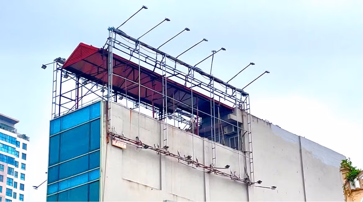 Không chỉ áp lực cạnh tranh với quảng cáo số, billboard ngoài trời còn gặp khó do thay đổi hành vi người dùng đô thị. Ở những tuyến đường đông đúc, người tham gia giao thông thường di chuyển nhanh, khó tập trung lâu vào nội dung quảng cáo như trước. Ngoài ra, việc Hà Nội siết quản lý trật tự đô thị, quy hoạch quảng cáo và yêu cầu về an toàn kết cấu cũng khiến nhiều vị trí quảng cáo bị hạn chế hoặc phải tháo dỡ.