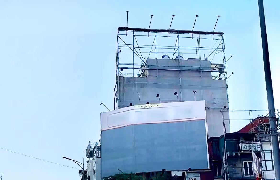 Chị Trần Thị B.H. - Trưởng phòng truyền thông một công ty đồ gia dụng tại Hà Nội cho rằng quảng cáo ngoài trời hiện không còn là lựa chọn ưu tiên với nhiều doanh nghiệp trẻ. “Nếu trước đây billboard là biểu tượng thể hiện độ lớn thương hiệu, thì bây giờ doanh nghiệp quan tâm nhiều hơn tới hiệu quả thực tế. Họ muốn biết bỏ ra một đồng quảng cáo sẽ thu về bao nhiêu khách hàng,” chị nhận định.