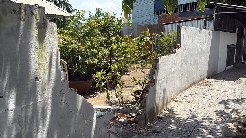 Cú tông mạnh khiến bức tường bị sập.