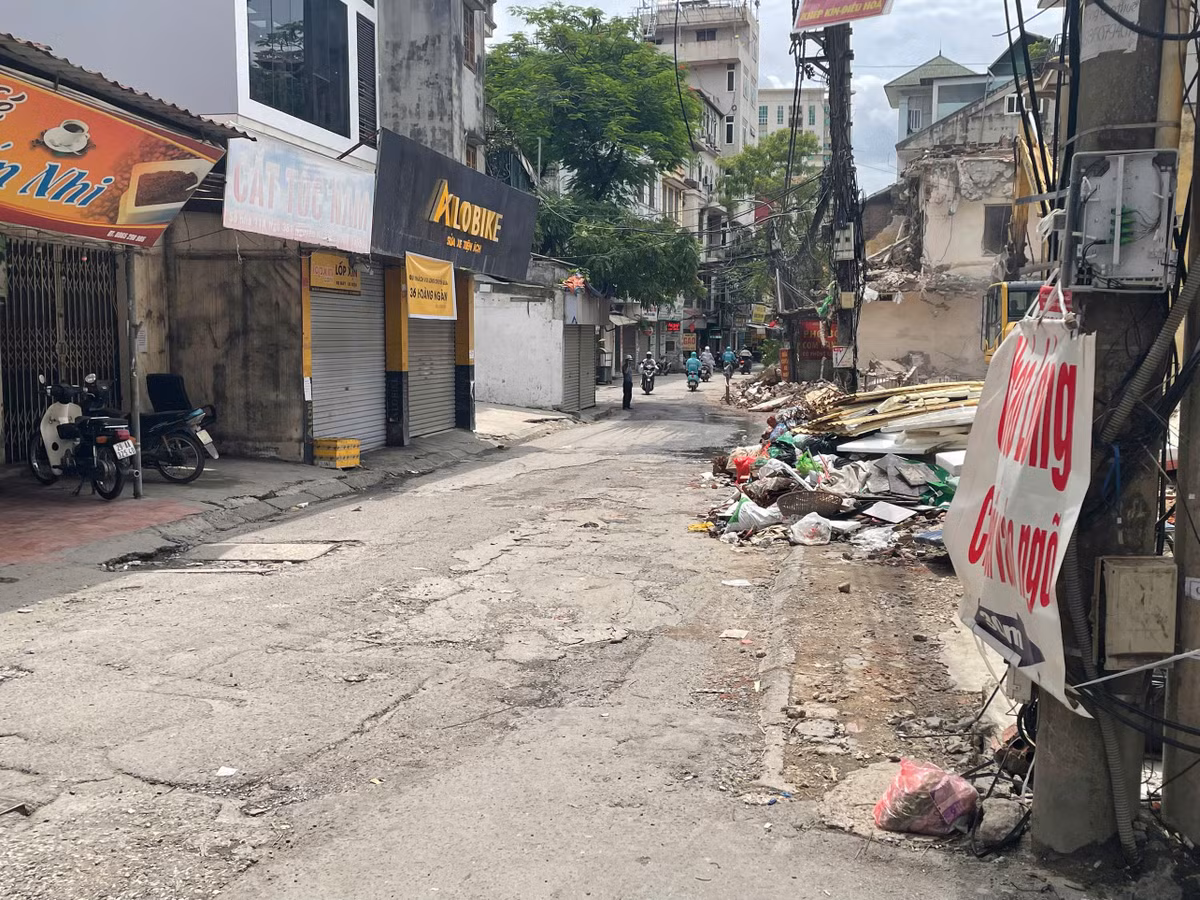 Việc phá dỡ nhà cửa cũng khiến nhiều đoạn tuyến bị thu hẹp tạm thời. Xe máy, ô tô phải di chuyển chậm qua khu vực thi công để đảm bảo an toàn, trong khi người đi bộ phải len lỏi giữa hàng rào công trường và các đống vật liệu.